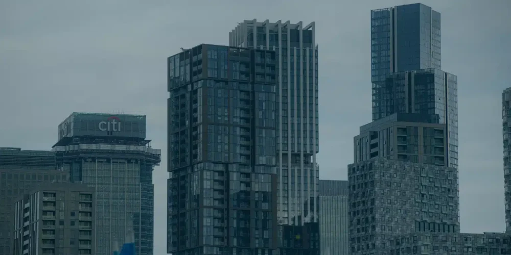 Edificios de empresas que buscan métodos de financiamiento para pymes