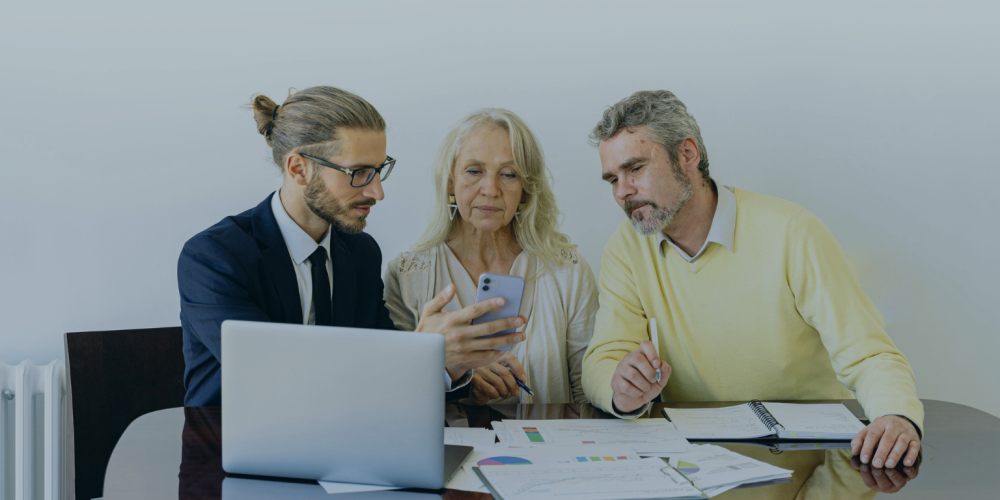 Familia revisando el significado de los sistemas familiares