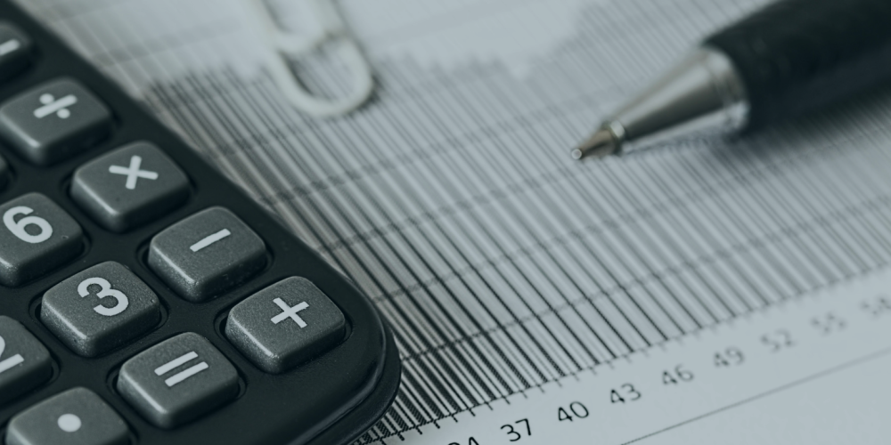 Calculadora con papeles de planeación fiscal estratégica