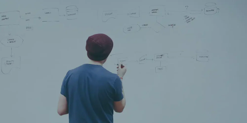 Un fundador pensando en los pasos legales para crear una startup