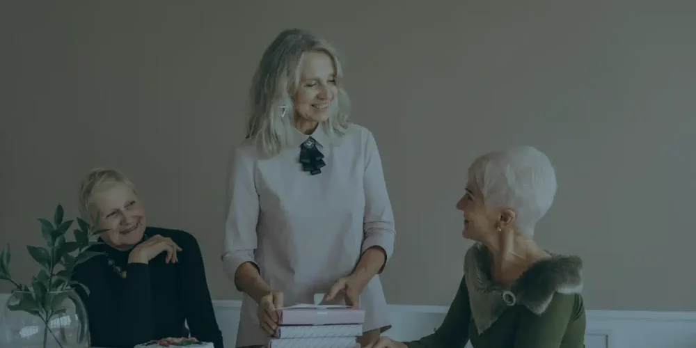 Mujeres hablando sobre la reducción de semanas en la pensión de mujeres en Colombia