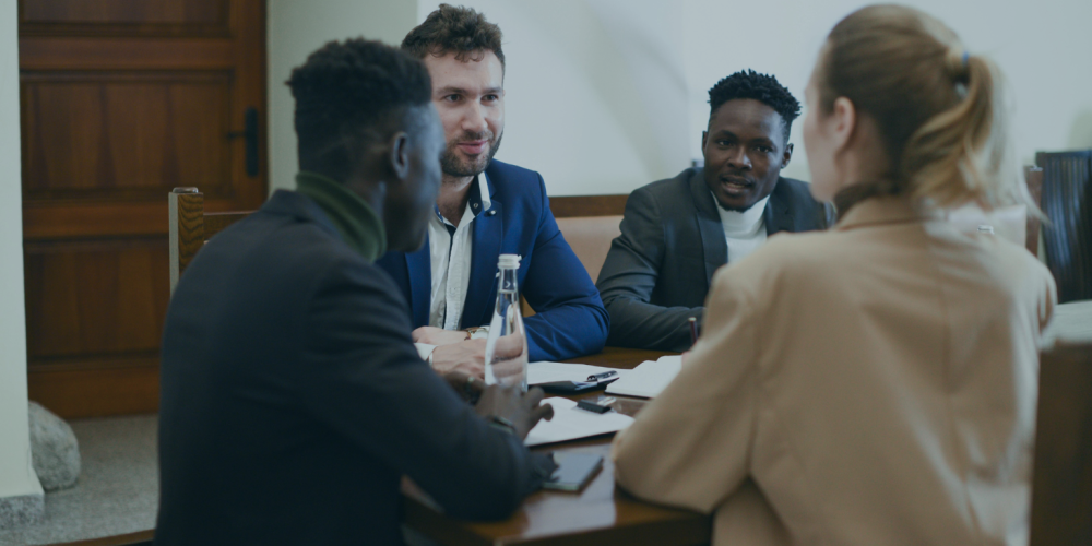 Socios fundadores tomando la decisión de vender o continuar el legado del negocio familiar