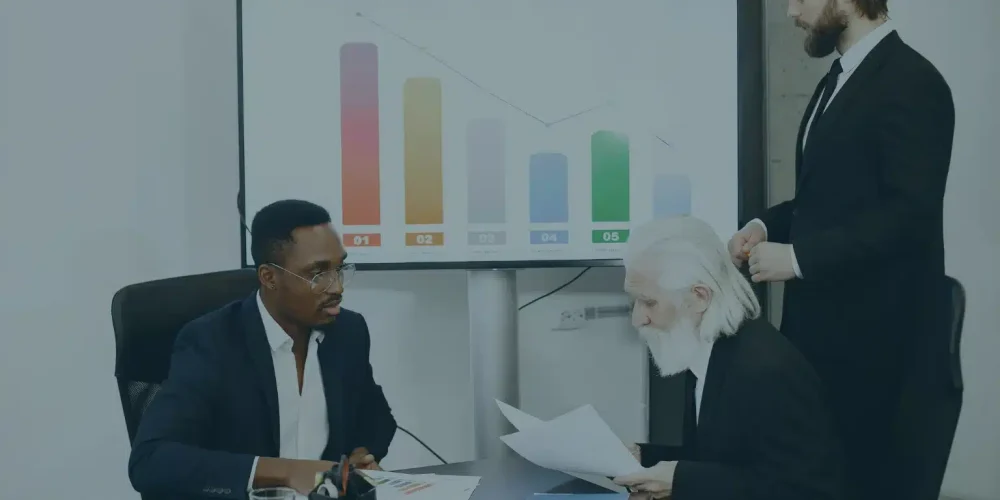 Equipo de trabajo revisando estrategias de esquemas de compensación flexible con el aumento del salario mínimo en Colombia