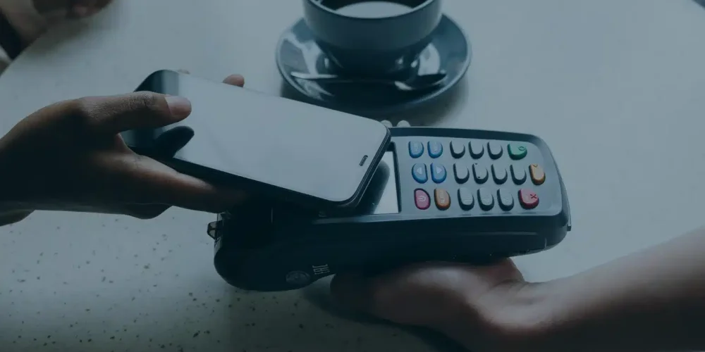 Una empresa fintech recibiendo transacciones bancaria adecuadas a la ley