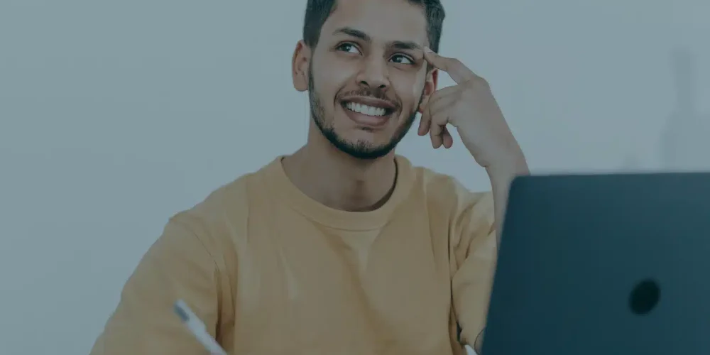 Empresario revisando los pasos para crear empresa en Colombia