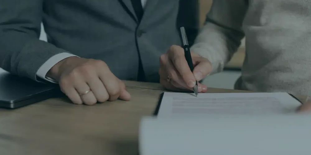 Dos miembros de una empresa familiar firman un protocolo de familia