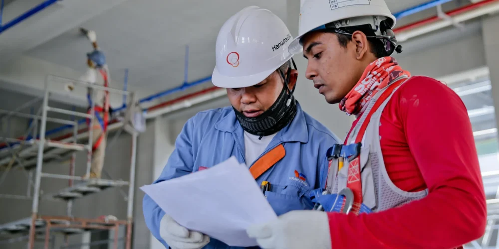 Dos trabajadores revisando la Reforma Laboral en Colombia