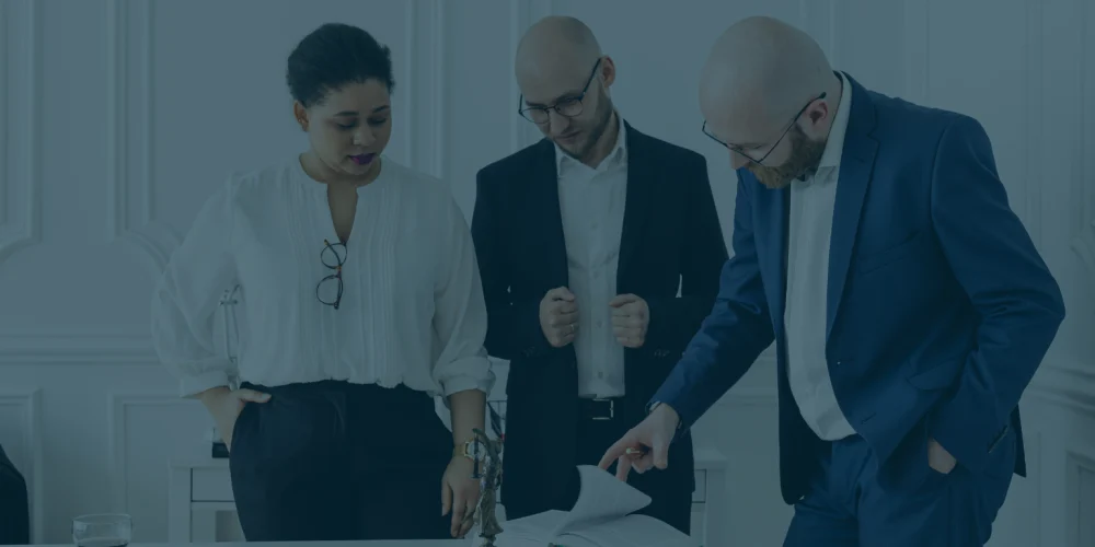 Abogados trabajando con propósito