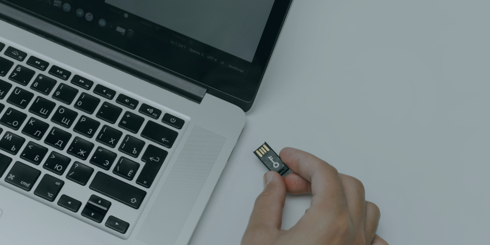 Persona introduciendo una USB con sus datos personales en un sistema de IA