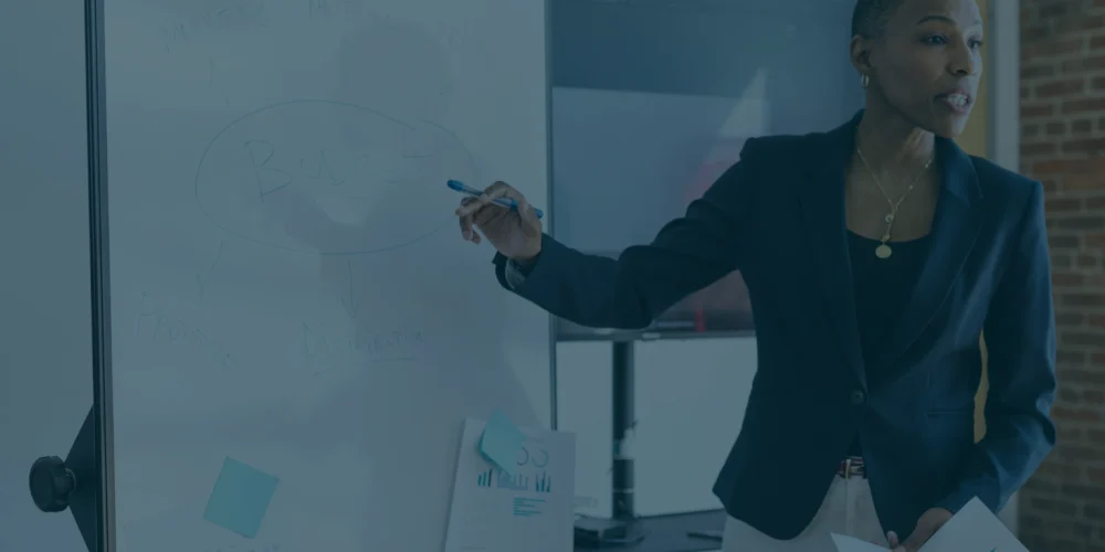 Fundadora presentando un modelo de vesting para startups